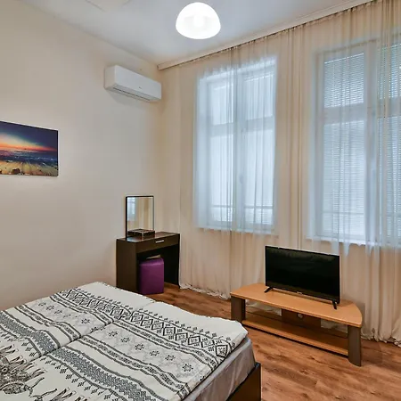 Aposto Center House-6pp Apartment